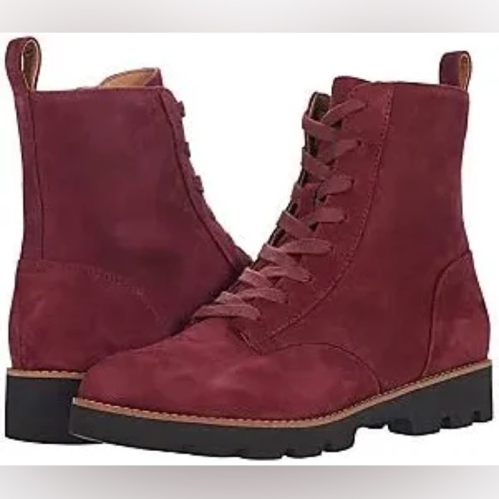 Vionic Lani LaceUp Boot. Port suede 8.5. Only worn 1x - near perfect condition!